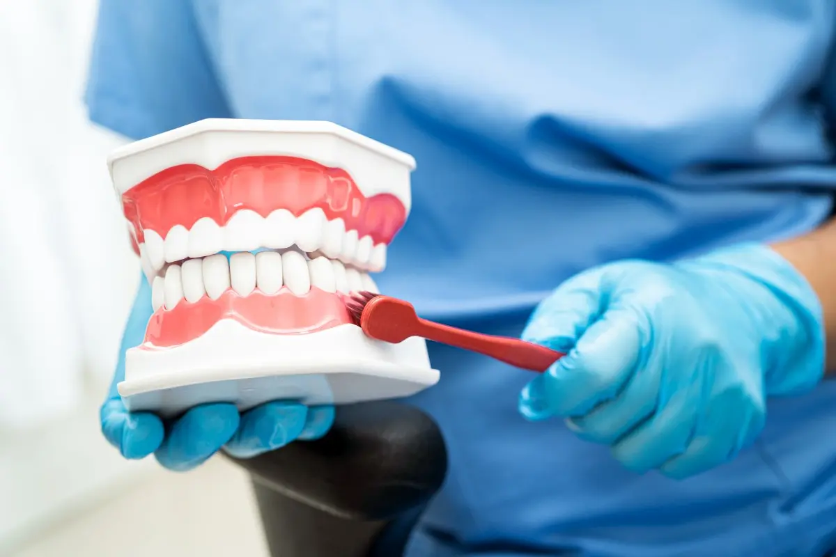 Krwawiące dziąsła – kiedy zgłosić się do periodontologa